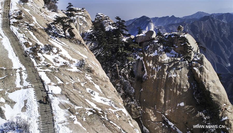 CHINA-SHAANXI-WEINAN-HUASHAN MOUNTAIN-SNOW CLEARING (CN)