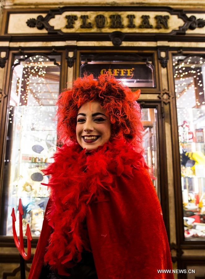 ITALY-VENICE-CARNIVAL-REVELERS