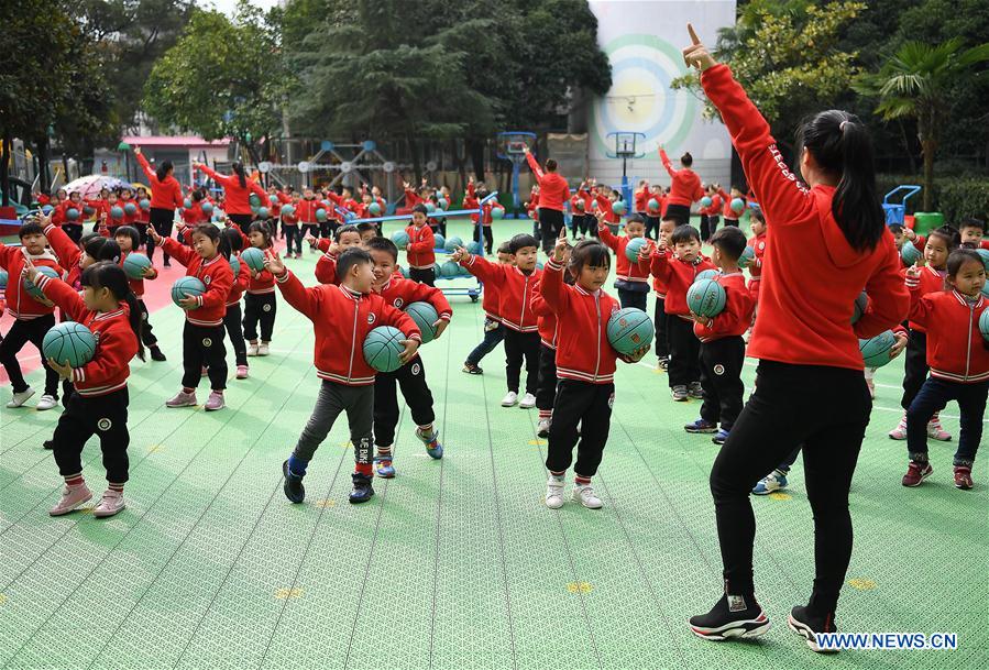 (SP)CHINA-JIANGXI-PHYSICAL EDUCATION-KINDERGARTEN-CHILDREN BASKETBALL EXERCISES (CN)