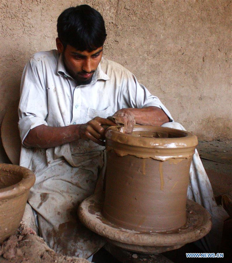 PAKISTAN-PESHAWAR-DAILY LIFE-POTTERY