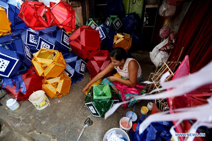 MYANMAR-YANGON-FESTIVAL-LANTERN MARKET