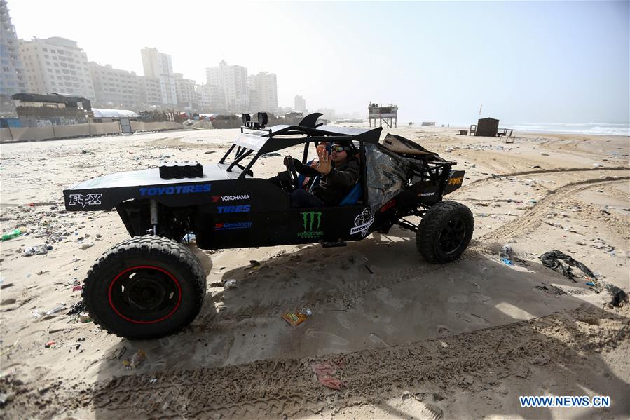 MIDEAST-GAZA-PALESTINIAN MAN-BUGGY BUILDING