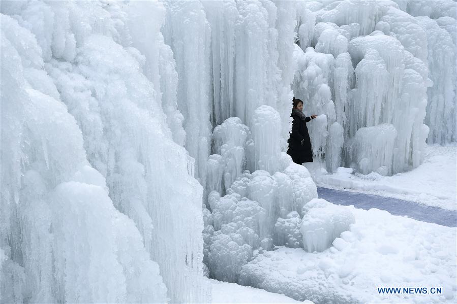 CHINA-NINGXIA-YINCHUAN-FROZEN WATERFALL (CN)