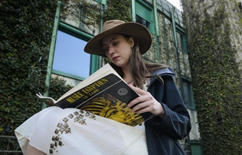 People enjoy reading to greet World Book Day