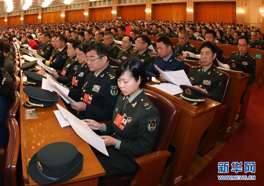 （两会）（19）十三届全国人大一次会议举行第五次全体会议