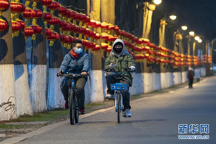 （新华全媒头条·图文互动）（12）人间至味是团圆——武汉庚子元宵节全纪录