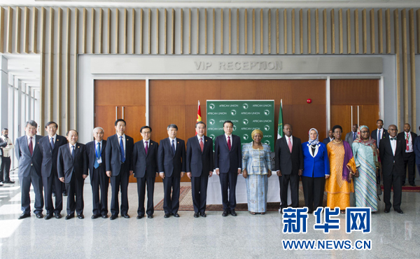 5月5日，中国国务院总理李克强在亚的斯亚贝巴非洲联盟总部会见非盟委员会主席祖马。这是会见后，李克强同祖马参加集体合影。新华社记者王晔摄