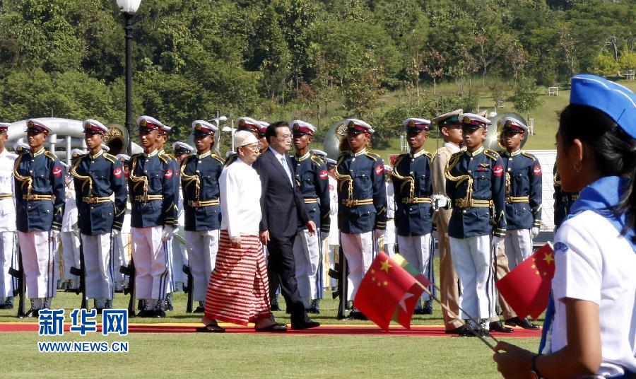 11月14日，中国国务院总理李克强在内比都同缅甸总统吴登盛举行会谈。这是会谈前，吴登盛在缅甸总统府前广场为李克强举行隆重的欢迎仪式。新华社记者 鞠鹏 摄