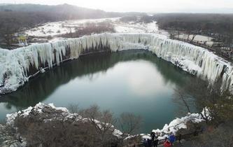 镜泊湖“环形冰瀑”引游人